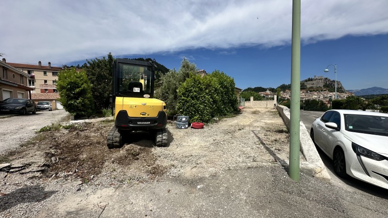 Démarrage de l'installation d'un portail motorisé en aluminium sur SISTERON