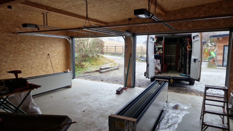 Mise en place de porte de garage sectionnelle HORMANN