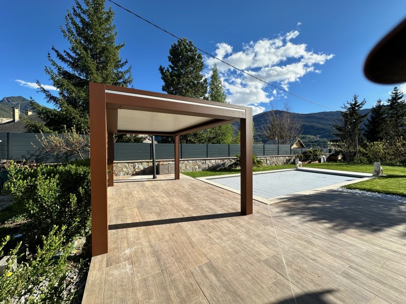 Pergola bioclimatique couleur rouille sur GUILLESTRE