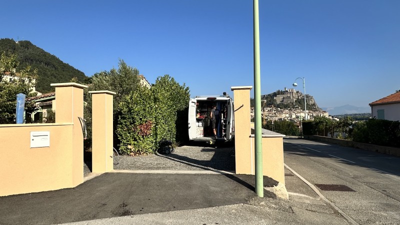 Réalisation maçonnerie pour installation portail motorisé en aluminium sur SISTERON
