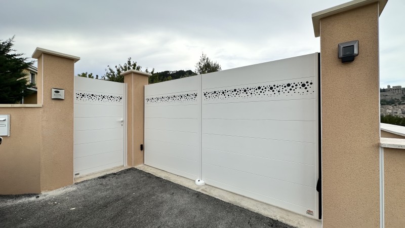 installation portail aluminium motorisé avec portillon sur SISTERON