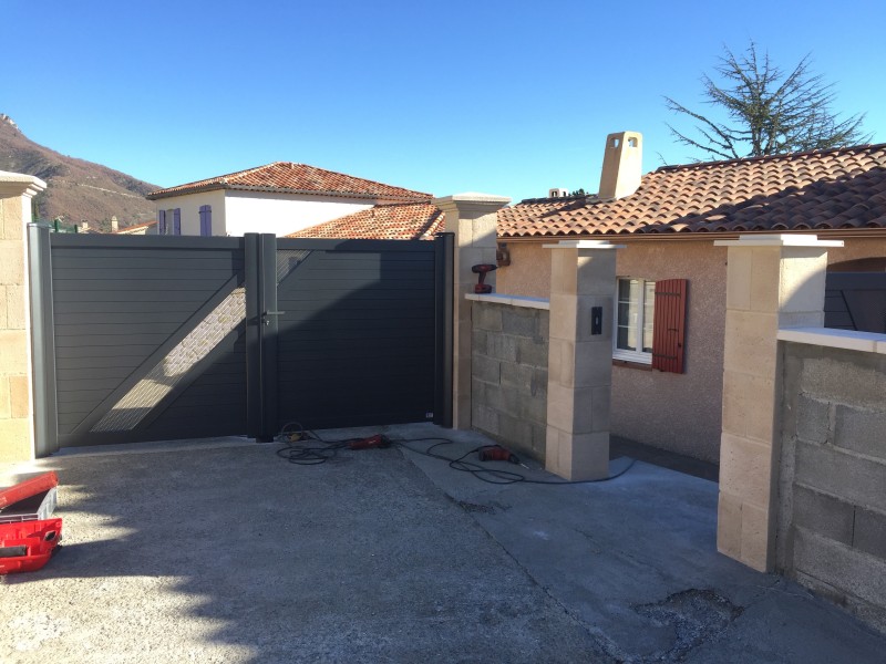 Installation en cours d'un portail aluminium sur SISTERON
